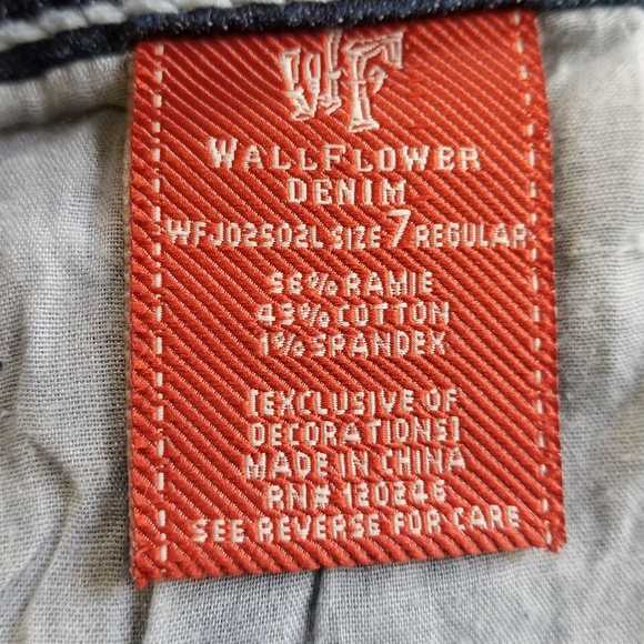 Wallflower Rhinestone Stretch Cuffed Jean Shorts Size‎ 7 Juniors - Picture 8 of 8